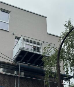 Balkon abgehangen