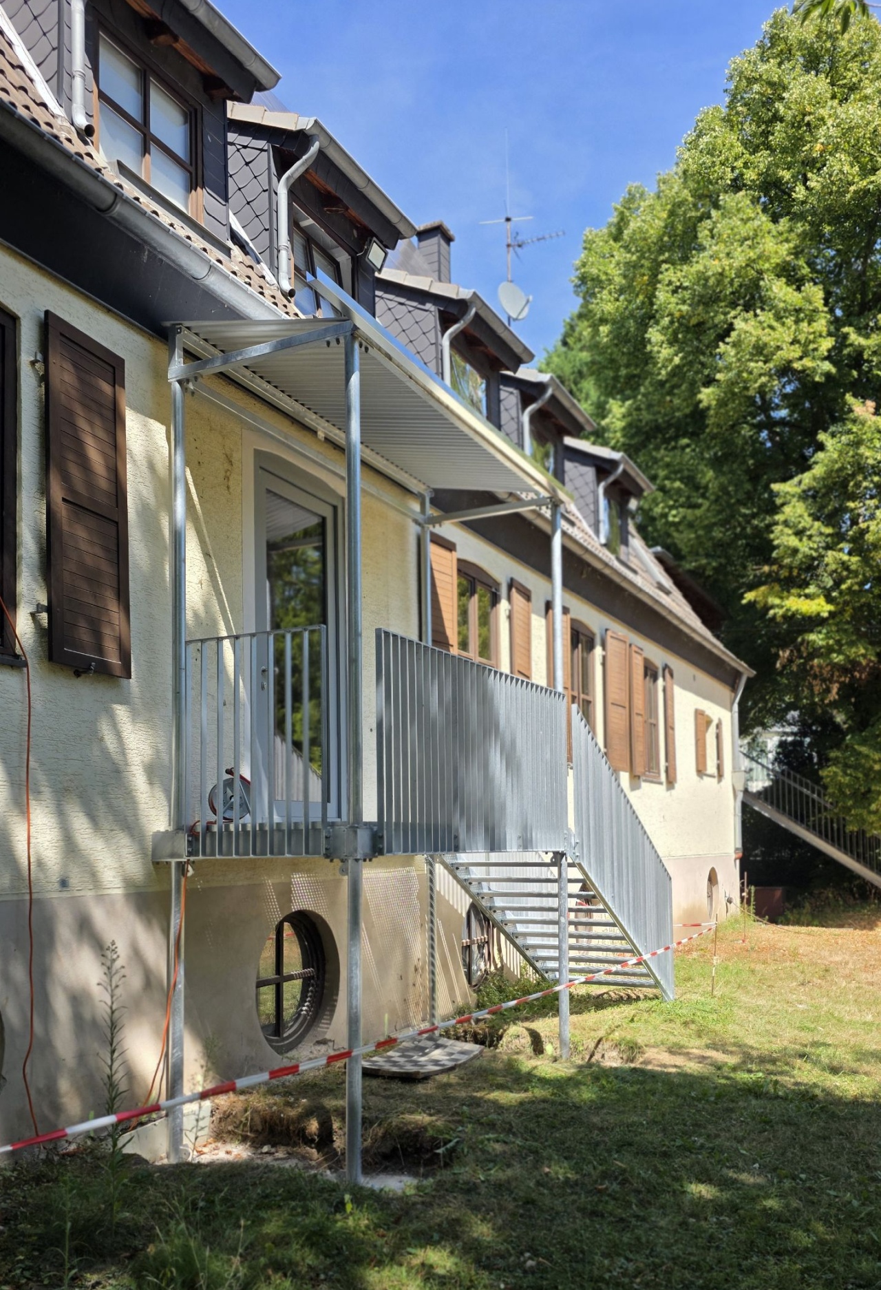 Fluchttreppe_verzinkt_eingeschossig
